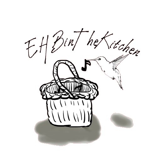 Logo du label EHBinTheKitchen représentant un colibri tenant une note de musique dans son bac, et il vole au-dessus d'un panier en osier dans lequel se trouve d'autres notes de musique.
