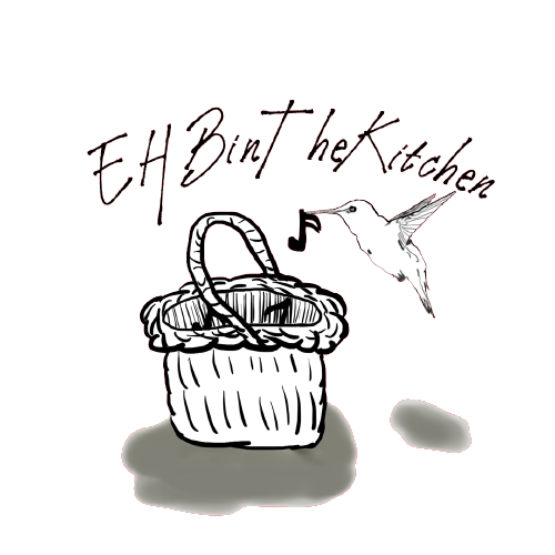 Logo du label EHBinTheKitchen représentant un colibri tenant une note de musique dans son bac, et il vole au-dessus d'un panier en osier dans lequel se trouve d'autres notes de musique.